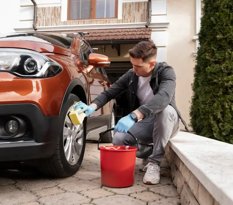 Lavage auto à domicile Fressines : professionnel intervenant sur un véhicule